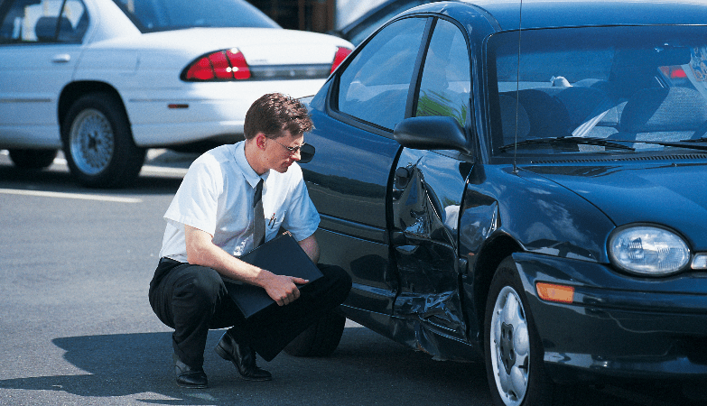 Insurance adjuster looking at a Rhode Island Car accident to give an appraisal for a Rhode Island Diminished Value claim